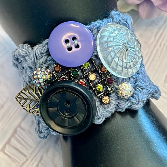 Vintage Style Button Cluster CUFF/BRACELET w/Vintage Buttons in DENIM BLUE FIBER - Picture 4 of 5